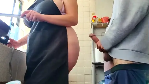 Madrastra No le Gusta Coger al Cocinar, Pero No Me lo Prohibe