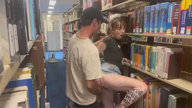 Putita quiere que la follen en la biblioteca sin importar que la vean